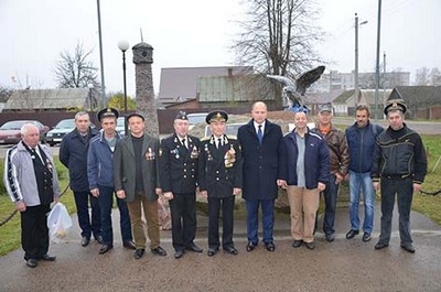 В Быхове ветераны-моряки традиционно собрались у мемориала Морской славы