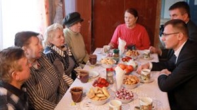 О здоровье, транспорте и соцуслугах — Андрей Кунцевич встретился с жителями деревни Косичи