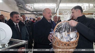 Лукашенко в Добруше подарили фарфоровый чайный сервиз