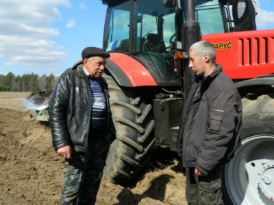 На полях ОАО «Обидовичи» земледельцы трудятся в слаженном ритме