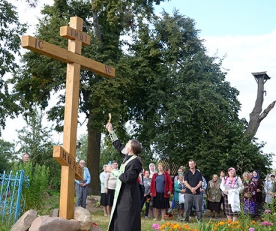 Жители агрогородка Глухи установили крест, где когда-то возвышалась деревянная 5-купольная церковь