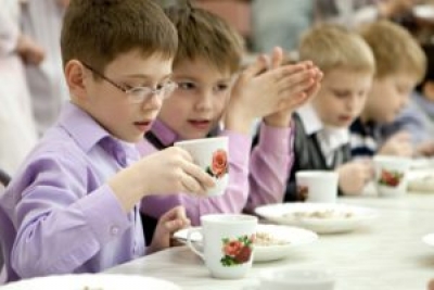 Карпенко поручил усилить контроль за организацией питания в школах