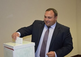 Глава района Сергей Игнатенко проголосовал на Октябрьском участке для голосования №11