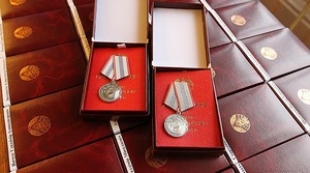 Высоких государственных наград удостоены военнослужащие, строители и преподаватели Беларуси