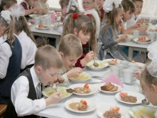 В Беларуси увеличены денежные нормы расходов на питание в учебных учреждениях