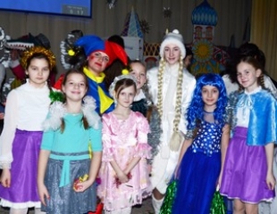 В Быхове районная новогодняя елка собрала 250 мальчишек и девчонок
