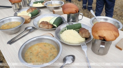«Ну как кормят? Ничего?» Лукашенко пообедал в поле с комбайнерами и обсудил с ними новую технику