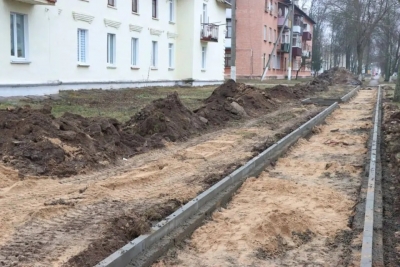 Фотофакт: В микрорайоне Быхов -1 обустраивают тротуарную дорожку
