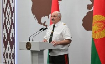 «Вы не дрогнули в минуту опасности» — Лукашенко вручил госнаграды представителям силовых ведомств