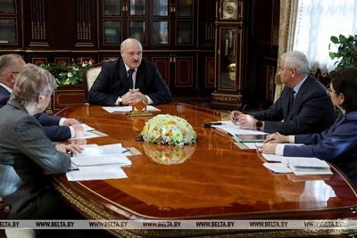 «Кризис — это тяжело, но это шанс». Лукашенко видит новые возможности для легкой промышленности