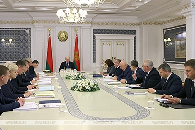Поддержка многодетных, пенсионная система и строительство жилья. Лукашенко собрал совещание с руководством Совмина