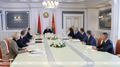 «Не должны идти ни у кого на поводу». Лукашенко требует тщательной проработки поступающих ему документов