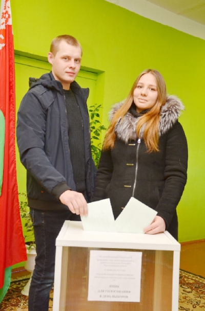 Руслан и Виктория Мусий с чувством волнения переступили Пролетарский участок для голосования № 5