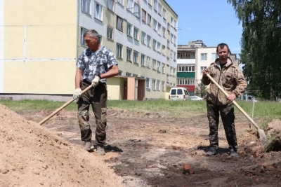 Работники Быховского УКП «Жилкомхоз» приступили к обустройству детских и спортивных площадок в городе