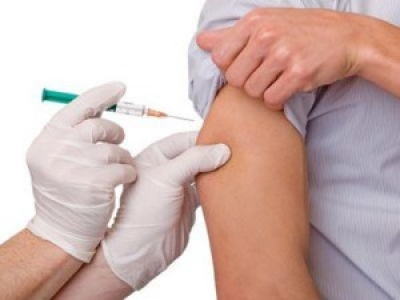 Врач рассказал, когда вакцинированные против COVID-19 чаще всего заболевают