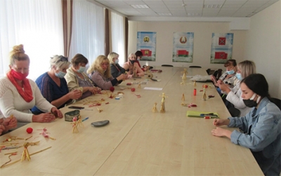 В Быховском районном Центре культуры прошел мастер класс по изготовлению соломенной куклы