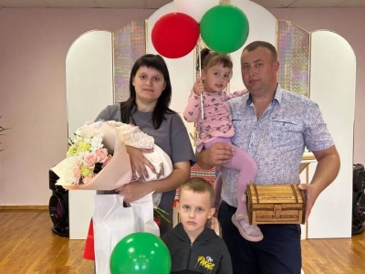 &laquo;Бацькава кашуля&raquo; вручена семье в честь рождения третьего ребенка