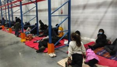 Беженцев разместили на ночлег в логистическом центре