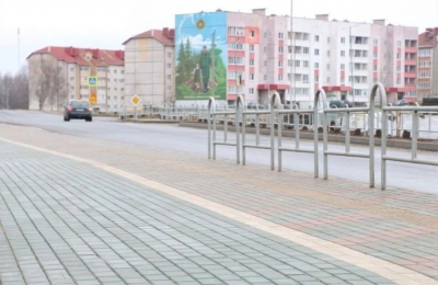 Ремонт улицы Советской, одной из основных артерий нашего города, стал ключевым обсуждаемым инфраструктурным проектом года. Сегодня мы можем подвести промежуточные итоги: что было задумано, что удалось реализовать и что ждет впереди.  Амбициозный план &laquo;под ключ&raquo;  Проект &laquo;Капитальный ремонт улицы Советская в г.Быхове&raquo; был разработан с прицелом на долгосрочную перспективу. Здесь запланировано не просто обновление верхнего слоя дорожного полотна, а комплексная модернизация. Согласно проектной документации, улица Советская от пересечения с улицей Аэродромная до пересечения с улицей Куйбышева должна превратиться из дорожной артерии в комфортное общественное пространство.  В перечень работ вошла полная замена старого дорожного полотна, которое износилось из-за интенсивного движения транспорта. Обновление ливневой канализации. Этот пункт так же важен, чтобы в сезон дождей на проезжей части не создавались подтопления и огромные лужи. Предусмотрены также обустройство остановочных карманов и павильонов, бордюров, тротуаров и расширение зоны для пешеходов и велосипедистов с безопасными съездами на перекрестках, замена железобетонных электрических столбов с установкой современных светильников.  Что сделали: хроника работ  Работы стартовали в сентябре прошлого года: генеральный подрядчик &mdash; ОАО &laquo;Дорожно-строительный трест №3&raquo; &mdash; начал демонтаж до основания старого асфальтного покрытия, чтобы исключить колейность дороги. Согласно проекту, в 2025 году капитальный ремонт улицы Советская был полностью проведен на участке от пересечения с улицей Аэродромная (здание ПУ &laquo;Быховгаз&raquo;) до пересечения с улицей Максима Богдановича (железнодорожный переезд). Нанесены новые линии разметки и установлены дорожные знаки. Единственный &laquo;незакрытый&raquo; вопрос &mdash; работа светофора на пересечении с улицей Космонавтов (супермаркет &laquo;Евроопт Super&raquo;), но в настоящее время уже ведутся работы по его подключению.  Капитальный ремонт продолжился в текущем году. На участке от железнодорожного переезда до здания инспекции Министерства по налогам и сборам Республики Беларусь по Быховскому району были начаты запланированные проектом работы, в том числе это укладка 1-го слоя дорожного полотна, обустройство остановочных пунктов, пешеходных и велосипедных дорожек, установка световых опор и ливневой канализации. Движение по улице открыто, уложен новый бордюрный камень. Основной объем капремонта на сегодняшний день в большей степени завершен.  Финансирование  Отдельно стоит отметить, что все предусмотренные на 2025 и 2026 годы денежные средства освоены в полном объеме &mdash; это подтвердил начальник отдела жилищно-коммунального хозяйства райисполкома Игорь Морозов.  По словам Игоря Олеговича, из республиканского дорожного фонда на проведение капитального ремонта улицы Советская было выделено 8 млн 500 тысяч рублей, из них 4,5 млн были израсходованы в прошлом году и 4 млн &mdash; в текущем году.  Что будет на финишной прямой  Полное завершение проекта требует дополнительных вложений &mdash; порядка 3 млн 800 тысяч рублей. Они будут выделены из республиканского дорожного фонда в будущем году. Ожидаемый срок полного завершения капитального ремонта &mdash; 3 квартал 2027 года.  Жителям, пешеходам и автомобилистам стоит отнестись с пониманием к временным неудобствам. Понятно, что определенные ограничения вызывают раздражение некоторых горожан. Но давайте посмотрим на ситуацию трезво и оценим реальные результаты и высокое качество проведенного капитального ремонта.