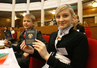 Депутаты вручат паспорта юным гражданам Беларуси в День Конституции