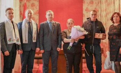 В Краснослободском сельисполкоме торжественно вручили &laquo;Бацькаву кашулю&raquo; многодетной семье