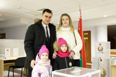 Председатель Быховского райисполкома Александр Киселёв сделать свой выбор пришел со своей семьёй