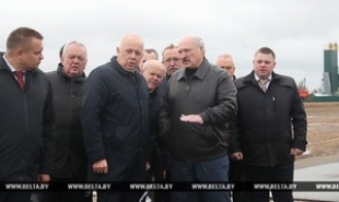 Лукашенко поручил поднять качество местных дорог до уровня республиканских