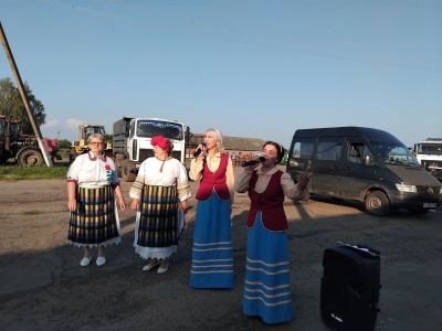 14 июля работники культуры Быховского РЦК поздравили с первой тысячей тонн перевезенного зерна