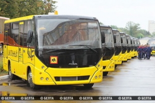 Каждая область Беларуси к началу учебного года получит от Банка развития по 10 школьных автобусов МАЗ