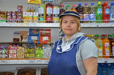 В магазине «Эдем» Быховского ОСП Могилевского райпо посетителей искренне приветствует продавец Елена Мельникова
