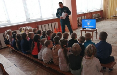 Сотрудник Быховского РОЧС рассказал школьникам и дошколятам о безопасности
