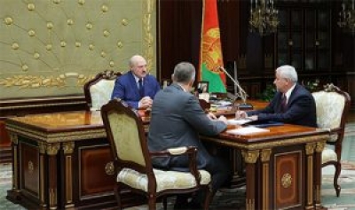 Экспорт, финансы, противодействие санкциям и развитие микроэлектроники. Лукашенко принял с докладом руководство Минпрома