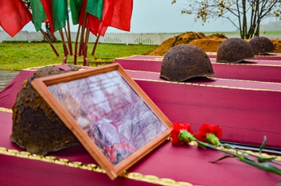 Торжественная церемония перезахоронения останков советских воинов прошла в деревне Красница