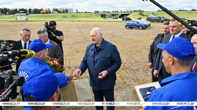 Лукашенко приехал на поле в Минском районе - поблагодарить передовиков жатвы за высокие показатели