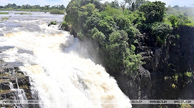 В последний день визита в Зимбабве Лукашенко вместе с Мнангагвой посетили водопад Виктория
