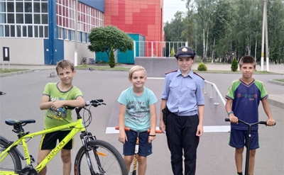 Сотрудники Быховского РОВД посетили скейт-площадку и рассказали детям о безопасности