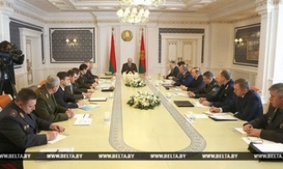 «Действовать по законам и Конституции» — Лукашенко подчеркивает важность сохранения мира и спокойной жизни в Беларуси
