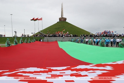 О сакральных символах, задачах молодежи, флаге с Эвереста и новом учебнике — выступление Лукашенко у Кургана Славы