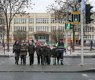 ГАИ Беларуси просит водителей быть предельно внимательными на дорогах во время школьных каникул