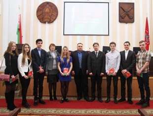 Сергей Игнатенко вручил Конституцию Республики Беларусь 9 учащимся учреждений образования города