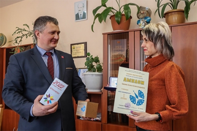 Ведущий корреспондент «МП» Алеся Царева награждена за победу в творческом конкурсе, посвященном Году народного единства