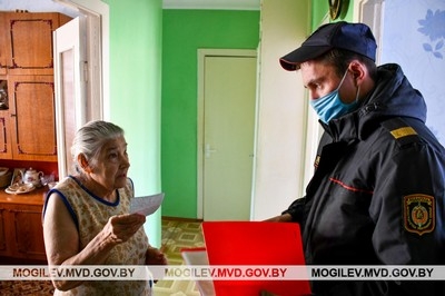 Могилевские милиционеры помогают медикам доставлять пожилым пациентам рецепты на дом